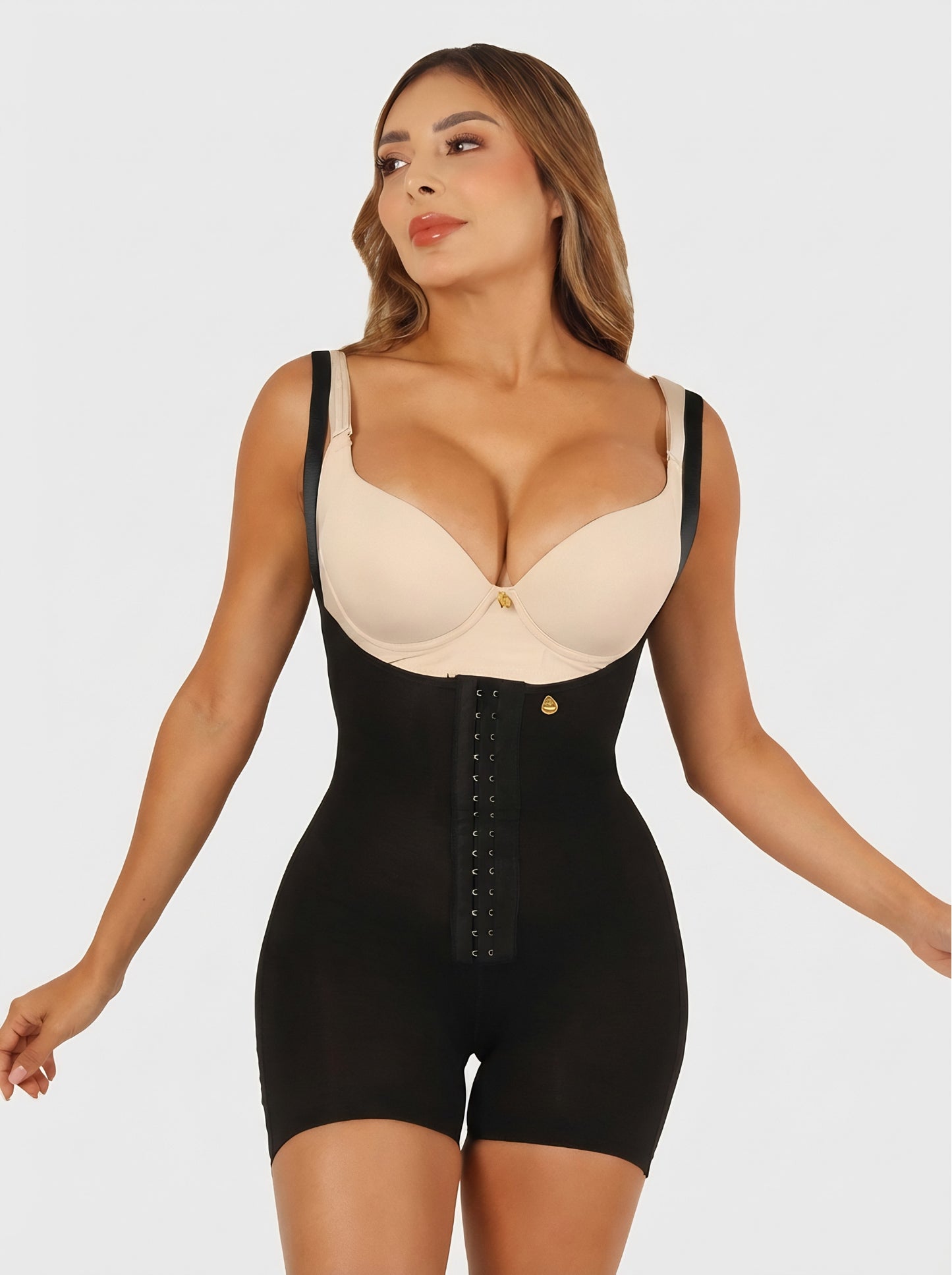 Mod.2206  short senos libres con broches y tirantes