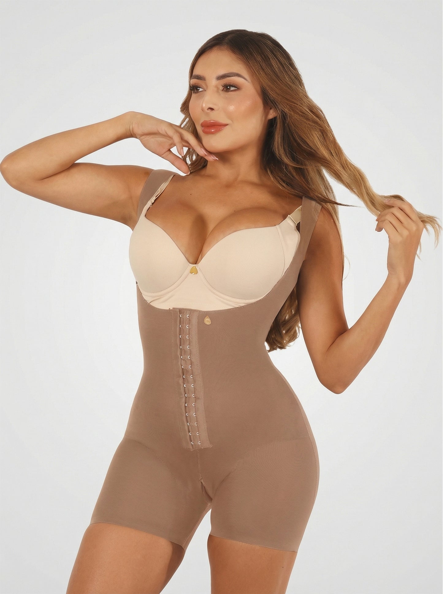Mod. 2201 Tipo Short senos libres con broches