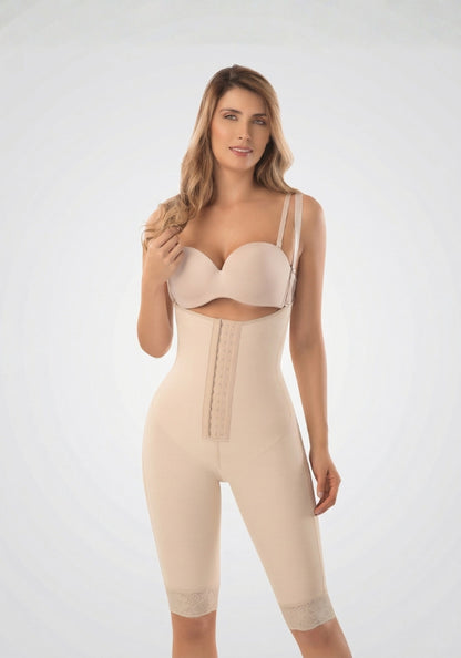 Mod. 3055 A la rodilla senos libres con broches