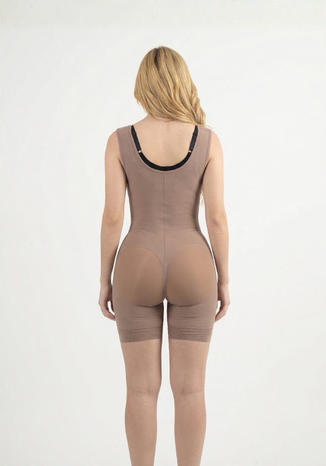 Mod. 3099 Short Senos libres con broches en hombros