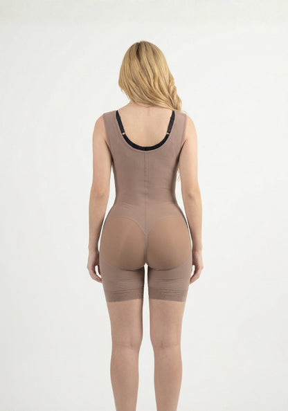 Mod. 3099 Short Senos libres con broches en hombros