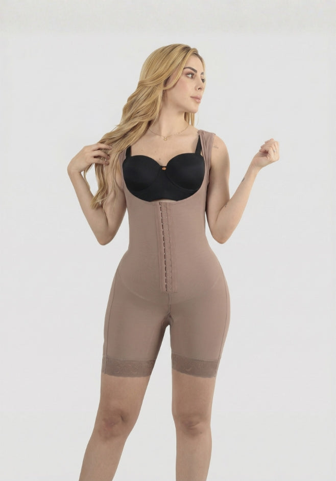 Mod. 3099 Short Senos libres con broches en hombros