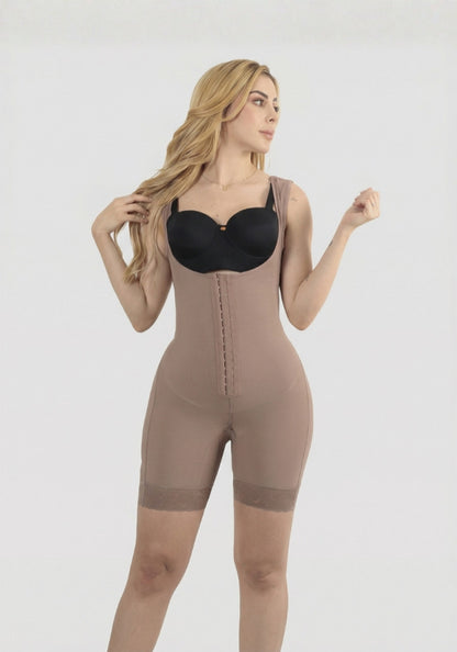 Mod. 3099 Short Senos libres con broches en hombros